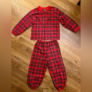 Boys Size 6 two piece Christmas plaid pj’s (fits more like a 5T)